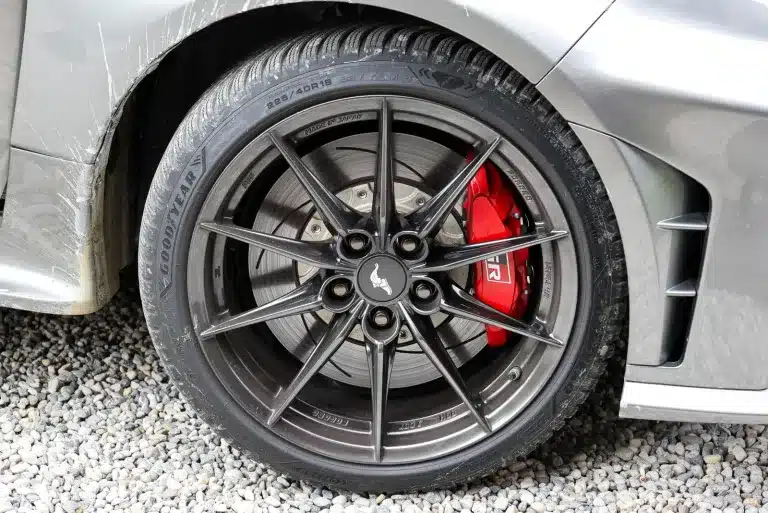 Zijwand van een Goodyear-band met bandenmaat 225/40R18 92Y, sneeuwvloksymbool en M+S-markering