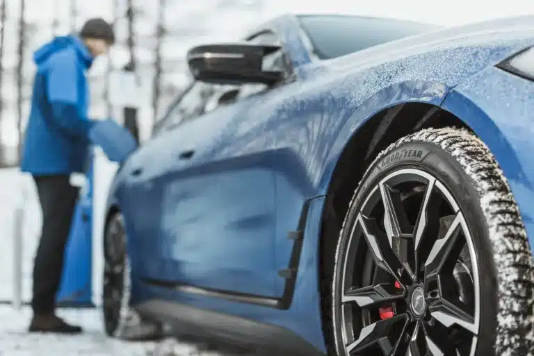 Elektrische auto met Goodyear-banden bij een laadpaal