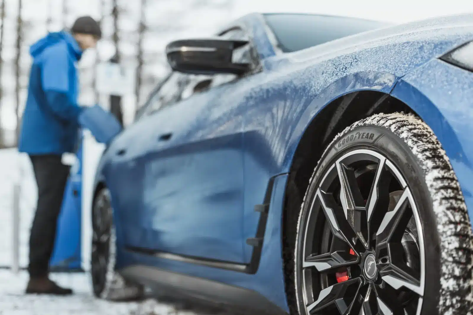 Elektrische auto met Goodyear-banden bij een laadpaal