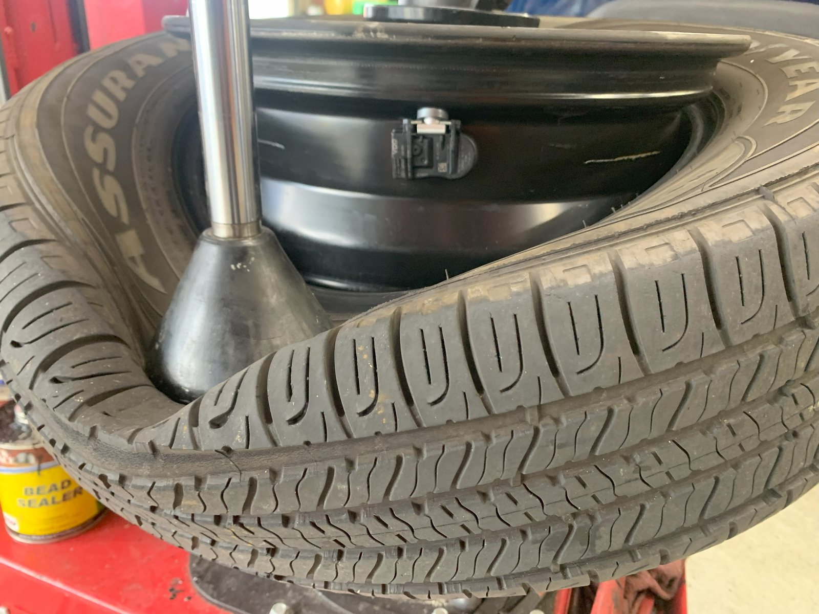 TPMS-sensor op de velg tijdens het monteren van een band