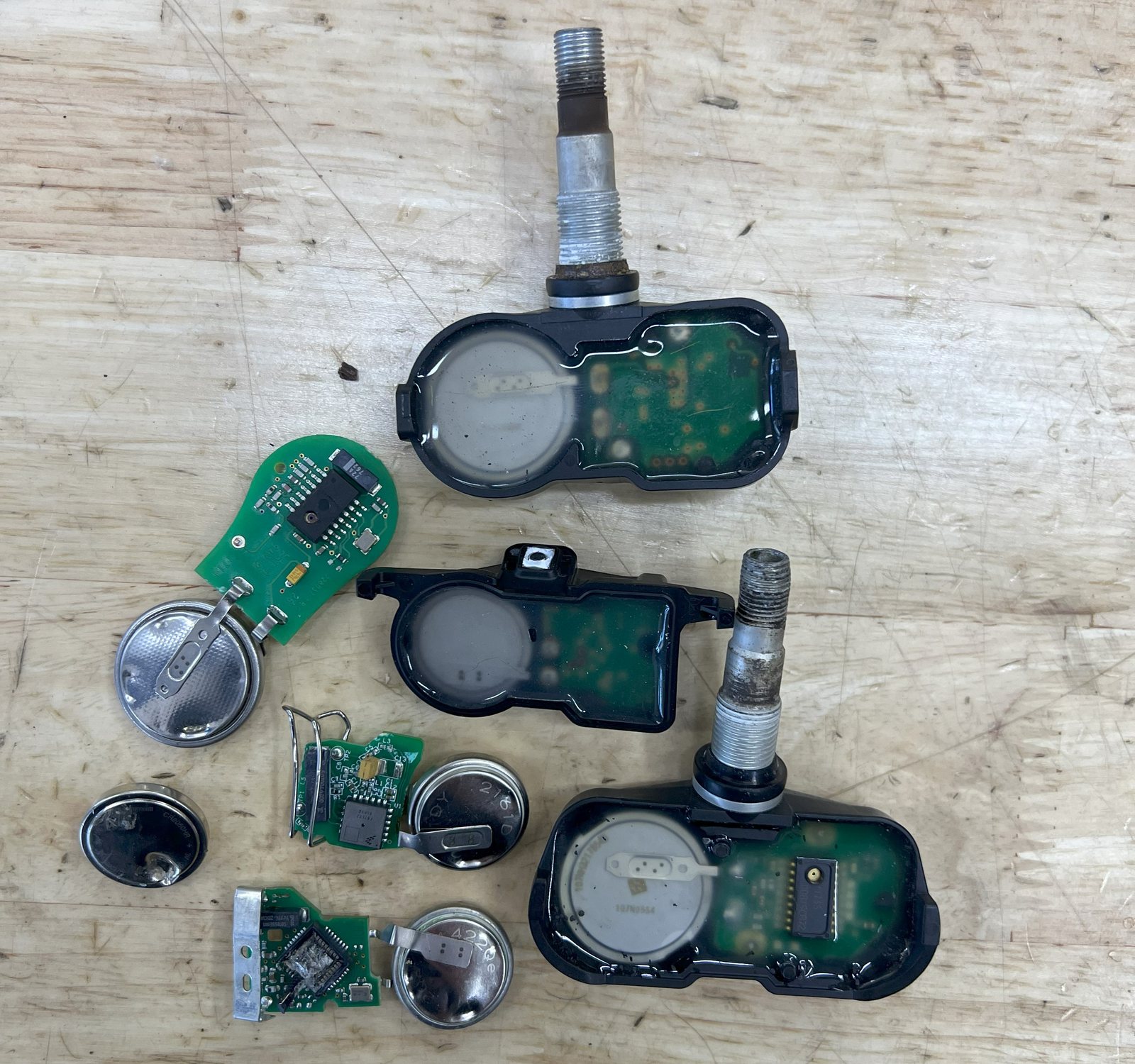 Geopende TPMS-sensoren met batterij en printplaat